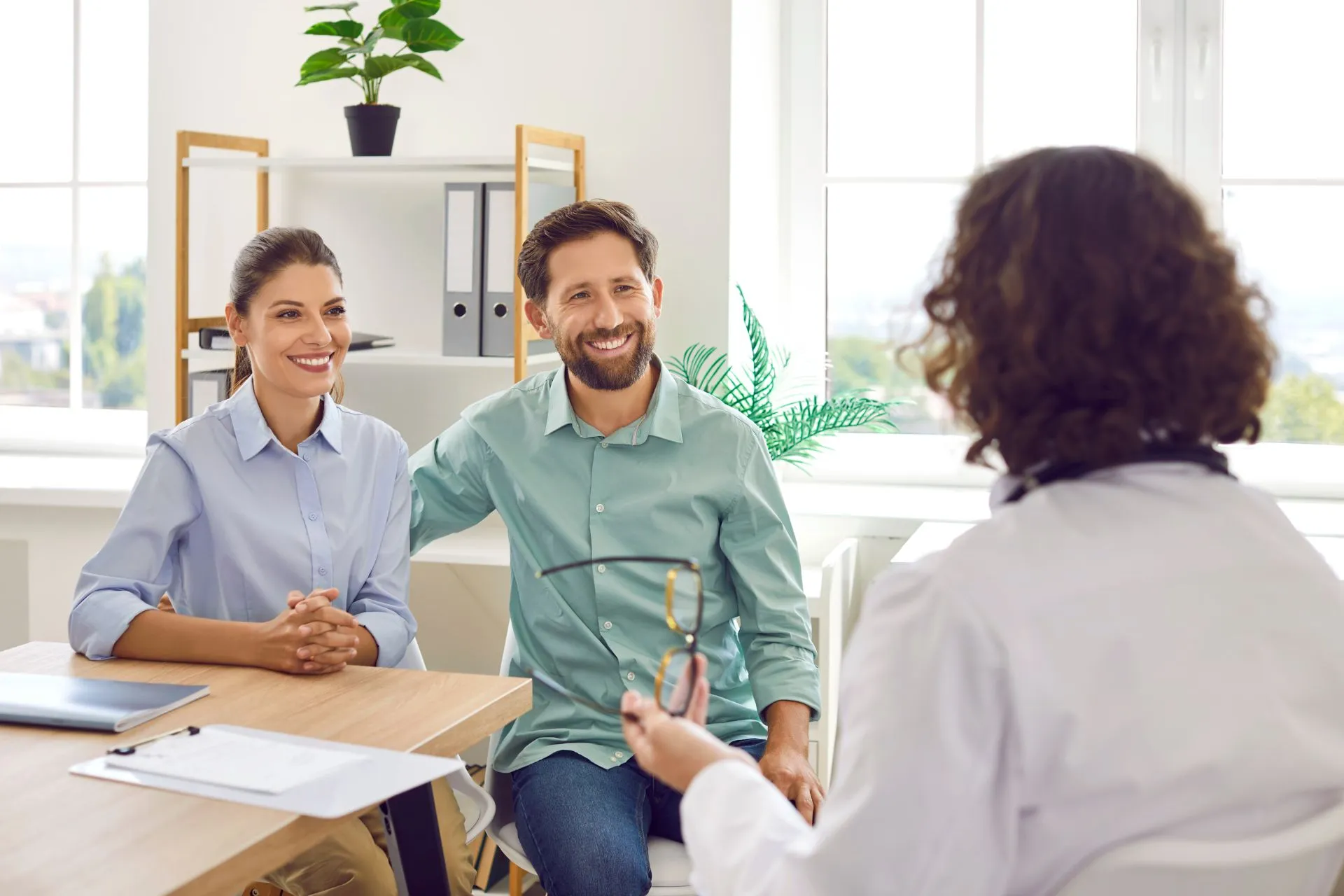 Couple meeting with a recovery specialist for supportive counselling, personalized care guidance, and treatment planning services.